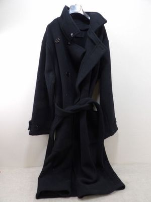 une photo d'un manteau noir accroché à un mur