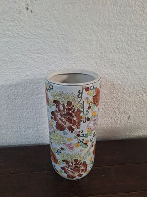 un vase posé sur une table, avec un mur en arrière-plan