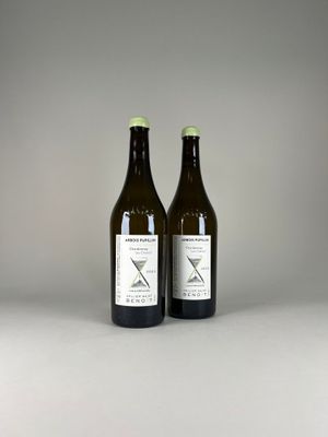 deux bouteilles de vin posées l'une à côté de l'autre sur une table