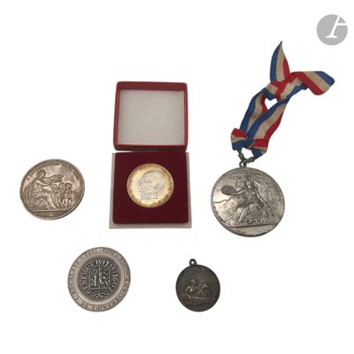 une médaille d'argent et une médaille entourée d'un ruban