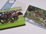 deux livres sur lesquels figurent des images de chevaux et de jockeys