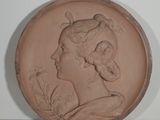une image représentant une plaque en argile représentant une femme