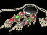 gros plan d'un collier sur une surface noire