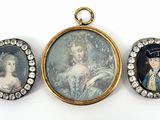 trois portraits miniatures représentant une femme et un enfant, dans un cadre doré