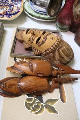 une photo d'une table sur laquelle se trouvent quelques objets en bois