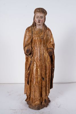 une vieille statue représentant une femme vêtue d'une robe dorée et coiffée d'une couronne