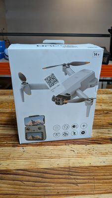 La boîte du drone DJI Mav est posée sur la table.