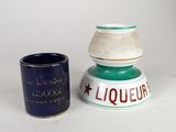 Trois vases de styles différents sont posés sur une surface blanche.
