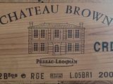 une pancarte en bois sur laquelle est inscrit « Château Brown »