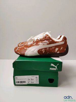 gros plan sur une paire de chaussures posée sur une boîte