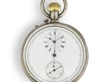 gros plan d'une montre de poche sur une surface blanche