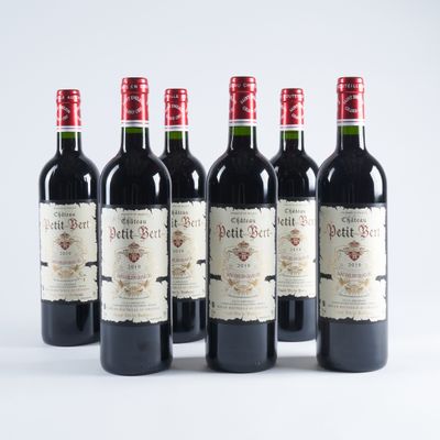 six bouteilles de vin rouge sont alignées