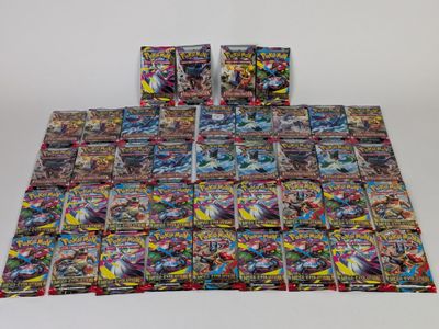une pile de bandes dessinées posée sur une table