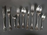 beaucoup de cuillères et de fourchettes en argent sur une table