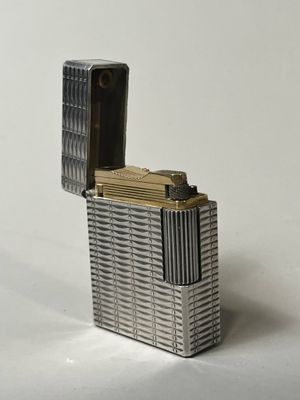 l'image d'un briquet posé sur une table