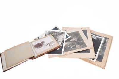 une pile de vieilles photos posée sur une table
