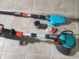 deux outils posés sur un sol carrelé