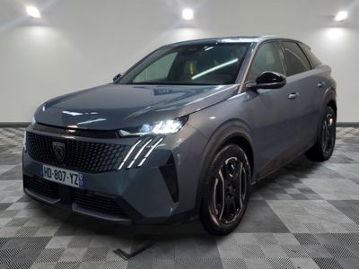 la voiture grise est garée sur un sol en damier dans le garage