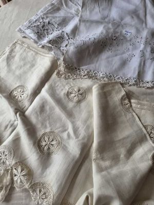 un lit recouvert de draps blancs et de dentelle