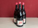 plusieurs bouteilles de vin sont alignées sur un comptoir