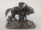 statue en bronze représentant un homme à cheval, avec un oiseau sur le dos