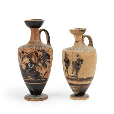 deux vases posés côte à côte sur une surface blanche