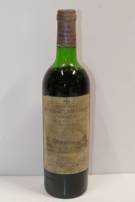 une bouteille de vin posée sur une table