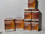 plusieurs boîtes de « Sublime Soleil » posées sur une surface blanche
