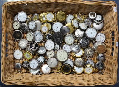 un panier en osier rempli d'une grande variété de montres