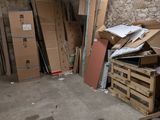 une pièce avec beaucoup de cartons et des cartons sur le sol