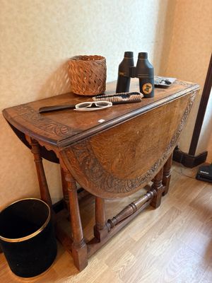 une petite table sur laquelle se trouvent un miroir et une brosse à cheveux