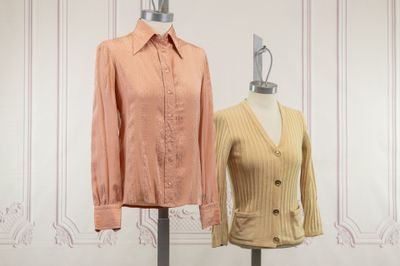 deux pulls pour femme posés sur un présentoir pour mannequin