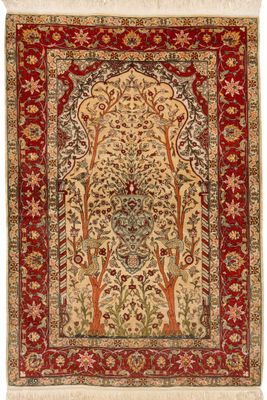 un tapis rouge et beige orné d'un motif floral