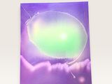 photo en violet et vert représentant une personne tenant un objet vert dans la main
