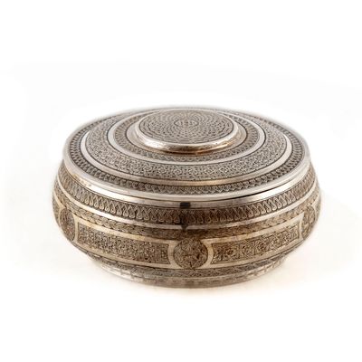 une image représentant une boîte argentée ornée d'un motif circulaire