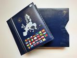 un étui à passeport orné d'une carte et de drapeaux