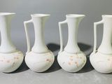 quatre vases alignés sur une table