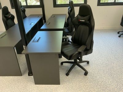 une image représentant un bureau avec deux bureaux et une chaise