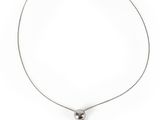 gros plan d'un collier sur fond blanc