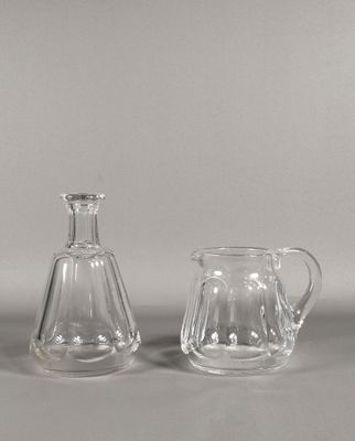 deux pichets en verre et une cruche en verre posés sur une table