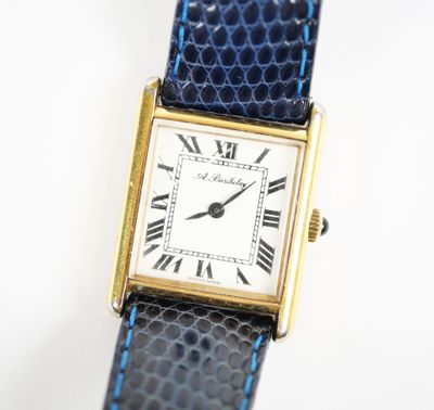 une image d'une montre-bracelet avec des chiffres romains