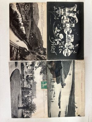 quatre vieilles photos d'un train sur une voie ferrée