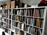 une étagère contenant de nombreux livres dans une pièce