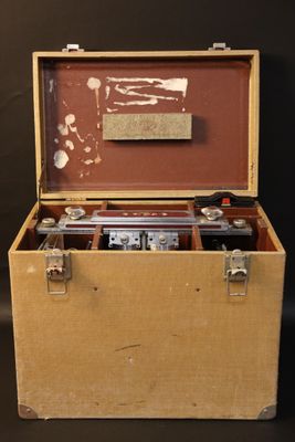 une petite boîte en bois contenant plein de choses