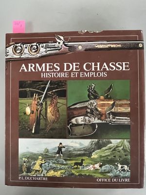 une image représentant un livre sur lequel figurent une arme à feu et d'autres objets