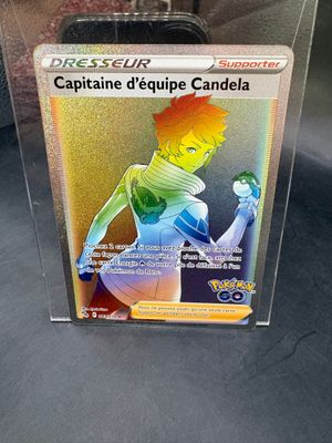 la carte se trouve dans une boîte en plastique transparent posée sur une table