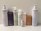 de nombreux types de produits de soins de la peau sur une table