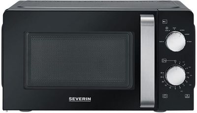 le micro-ondes est noir et argenté, avec la porte ouverte