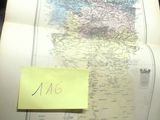 une photo d'une carte accrochée au mur, sur laquelle est épinglée une note