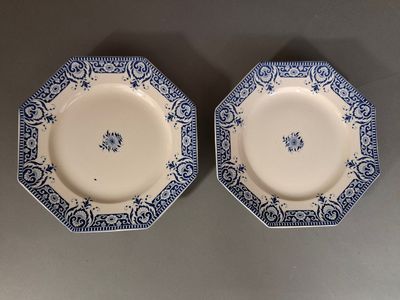 deux assiettes ornées de motifs bleus et blancs, posées sur une table